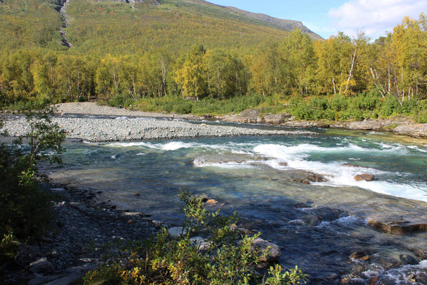 Aperçu de la rivière Kungsleden dans la toundra arctique. Parc national d'Abisko, Suède du Nord
 - Photo, image