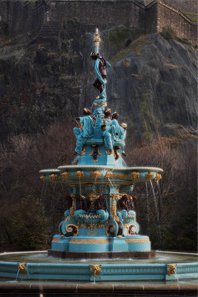 Памятник фонтану Росса в саду на Пренс Стрит. Эдинбург, Шотландия, Великобритания
 - Фото, изображение