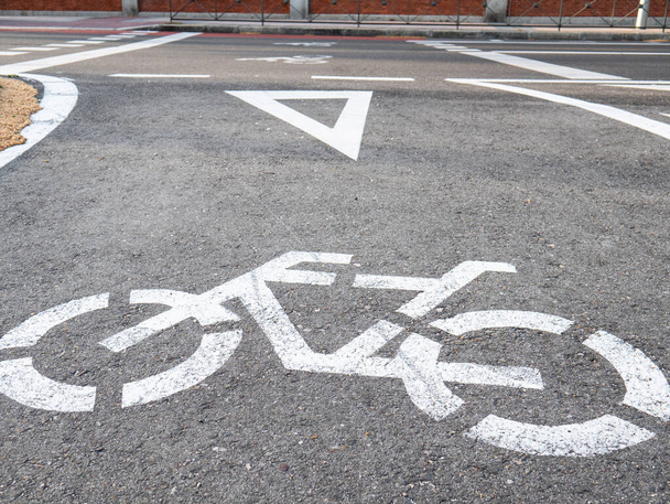 Madrid şehrinin zemininde yol tabelaları boyalı bisiklet ve yol işareti ile boyanmış. - Fotoğraf, Görsel