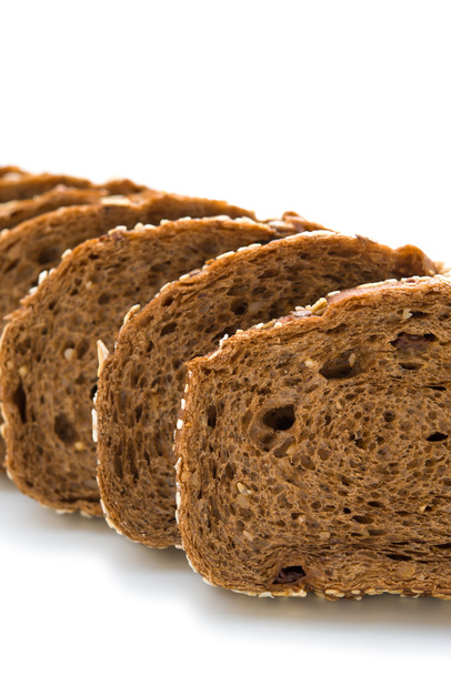 Шматочки хліба з кунжутом і насінням дині на білому тлі
 - Фото, зображення