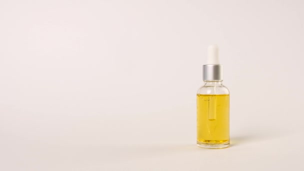 Botella de cosmética natural sobre fondo blanco - Imágenes, Vídeo