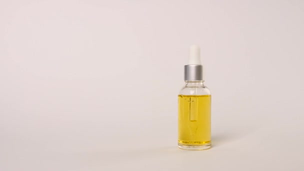 Bottiglia di cosmetici naturali su sfondo bianco - Filmati, video