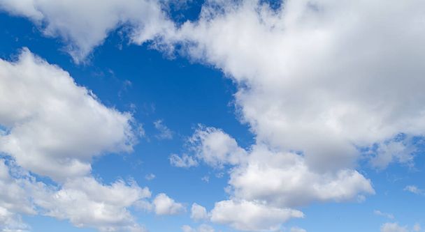 Mavi gökyüzü arkaplanına karşı beyaz bulutlar - Fotoğraf, Görsel