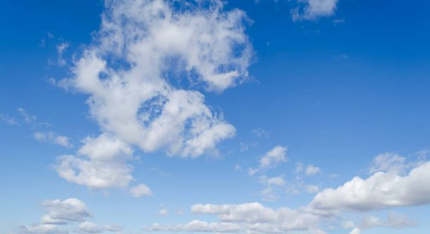 Mavi gökyüzü arkaplanına karşı beyaz bulutlar - Fotoğraf, Görsel
