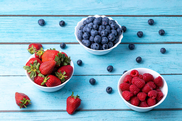 Böğürtlenler, tahta masadaki yaz meyveleri. Sağlıklı yaşam tarzı kavramı. - Fotoğraf, Görsel