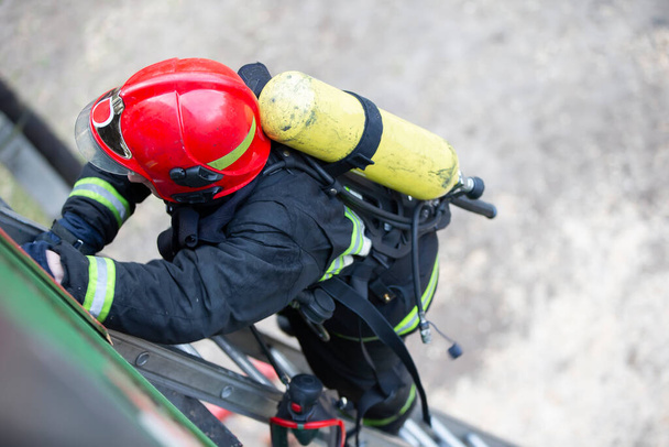 Feuerwehrmann steigt die Treppe hinauf. Rettungsschwimmerausbildung. - Foto, Bild