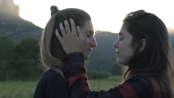 Meninas lésbicas casal abraçando e beijando sob o pôr do sol. LGBT
 - Filmagem, Vídeo