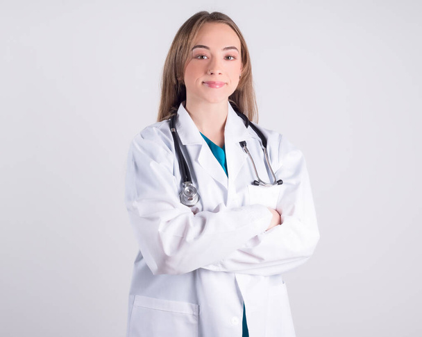 Ärztin mit Stethoskop, glücklich lächelnde Blondine, auf weißem Hintergrund, Gesundheitskonzept - Foto, Bild