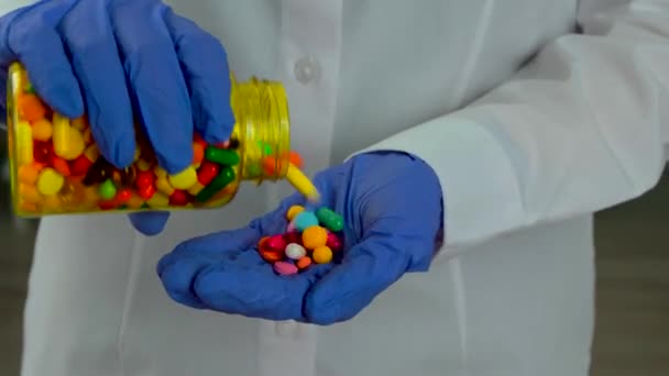 Doutor com garrafa de comprimidos coloridos, close-up
 - Filmagem, Vídeo