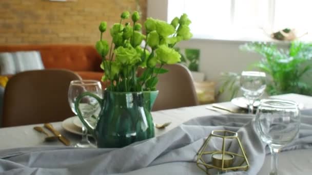 Set da tavolo in sala da pranzo moderna - Filmati, video
