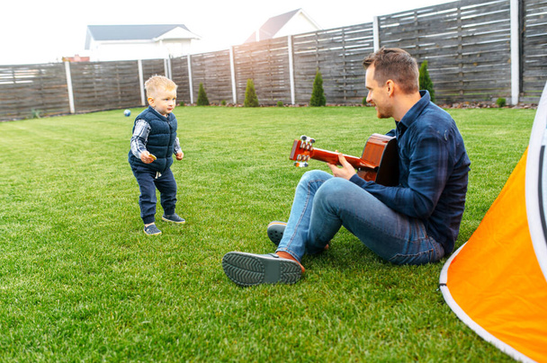 Father and toddler son spend time together - 写真・画像