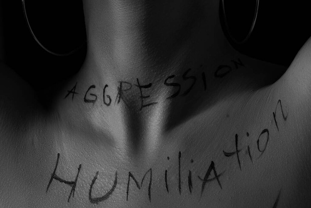 parte del corpo nudo di una giovane ragazza con l'umiliazione iscrizione. le didascalie sono scritte nella mano del fotografo, non in un tatuaggio. foto in bianco e nero
. - Foto, immagini