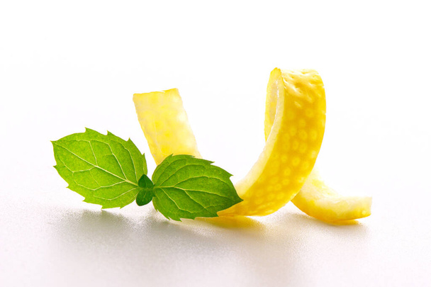 ralladura de limón aislada sobre fondo blanco
 - Foto, imagen
