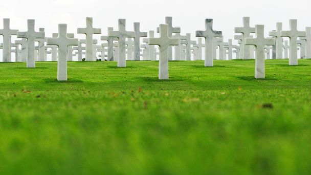 Croix de marbre sur un cimetière
 - Photo, image