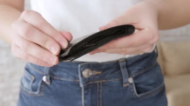 Γυναίκα δείχνει άδειο πορτοφόλι, κοντινό πλάνο. Έννοια του χρέους - Πλάνα, βίντεο