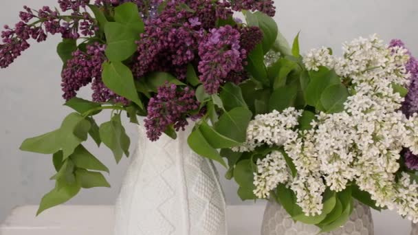 Maljakoita kukkakimppuja kaunis lila pöydällä
 - Materiaali, video