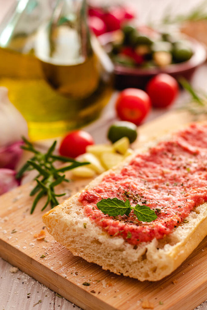 chleb wiejski, pomidor i oliwa z oliwek gotowe do toastów - Zdjęcie, obraz