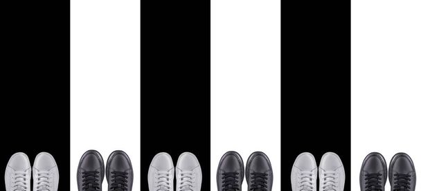 Φόντο αθλητικά παπούτσια. Μαύρο και άσπρο sneakers σε ριγέ φόντο. - Φωτογραφία, εικόνα