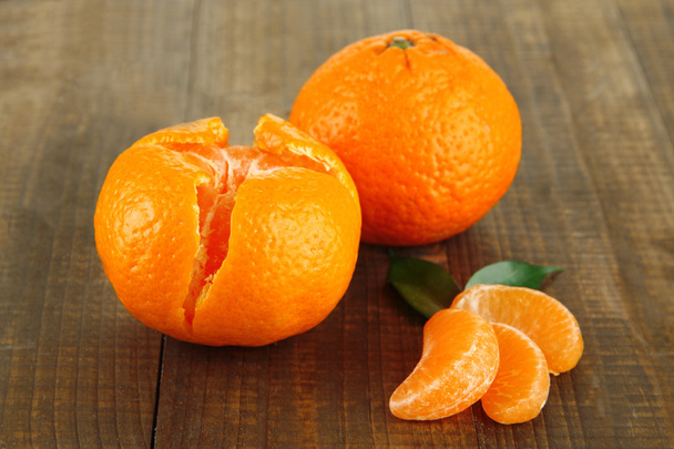 Ripe tangerines on wooden background - Fotó, kép