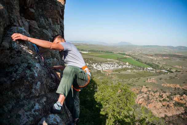 De mens maakt een grote muur klimmend in de bergen - Foto, afbeelding