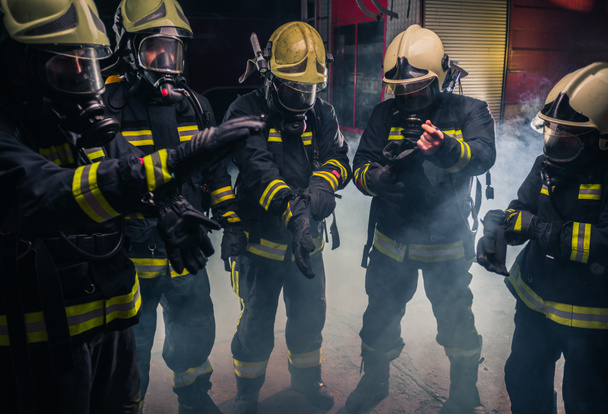 消防署の消防団はガスマスクと制服を着て - 写真・画像