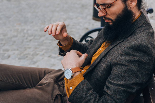 Stylový hipster muž nosí módní oblečení v městském prostředí - Fotografie, Obrázek