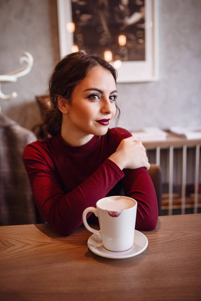 Portrait of woman smiling in coffee shop cafe vintage color tone. young charming female freelancer thinking about new ideas - Zdjęcie, obraz