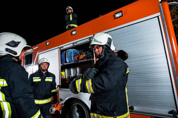 Pompiers combattant un incendie de forêt avec divers outils pour éliminer les flammes - Photo, image