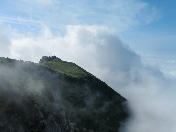 Rocks in the Valley Of Ghosts on the Southern Demerdzhi Mountain, Crimea mountains, travel view, escursioni con nuvole epiche, escursioni nella natura
 - Foto, immagini