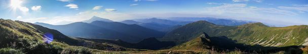 Carpazi Chornohora montagne vista epica estate panorama itinerante paesaggio aereo. Nuvoloso, natura panoramica escursioni
 - Foto, immagini