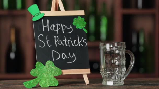 Giet groen bier in mok op tafel. St. Patricks Dag viering - Video