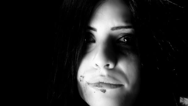 Mujer desesperada llorando
 - Metraje, vídeo