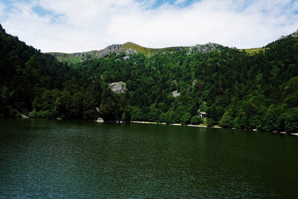 Vista panorâmica sobre o Lac de Schiessrothried em Vosges, França
 - Foto, Imagem