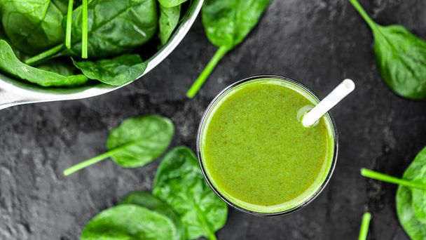 Homemade spinach smoothie (detailed close up shot; selective focus) - Foto, immagini