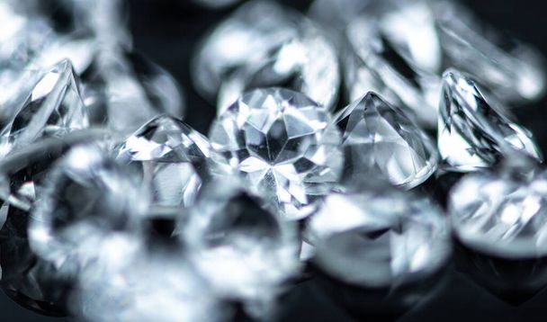 Diamantes pequeños sobre fondo oscuro como primer plano (enfoque selectivo) - Foto, Imagen