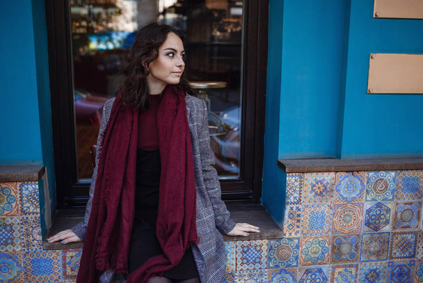 Retrato de otoño al aire libre de la joven chica rizada sonriente feliz de moda con abrigo gris, con mochila de cuero rojo, posando en la calle de la ciudad europea. Copiar, espacio vacío para texto
 - Foto, Imagen