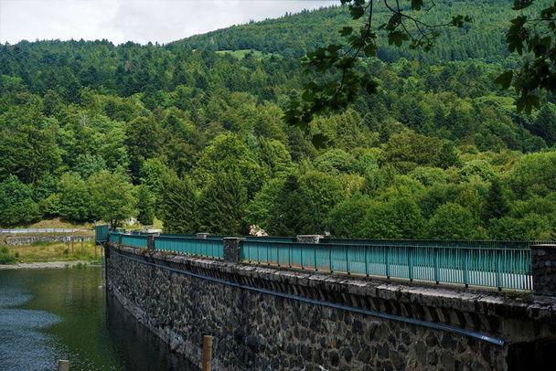 Sillan yli muuraus padon Lac de la Lauch Vosges, Ranska
 - Valokuva, kuva