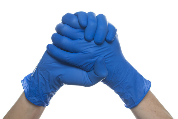 Χέρια σε ιατρικά γάντια δείχνουν ενότητα χειρονομία απομονώνονται. Ανάκτηση και νίκη κατά της έννοιας του ιού - Φωτογραφία, εικόνα