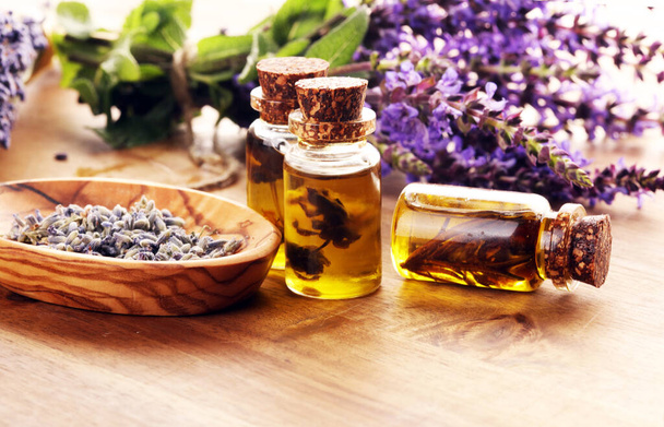 лавандовое растительное масло и лавандовые цветы. флакон лавандового массажного масла для ароматерапии косметических процедур
 - Фото, изображение