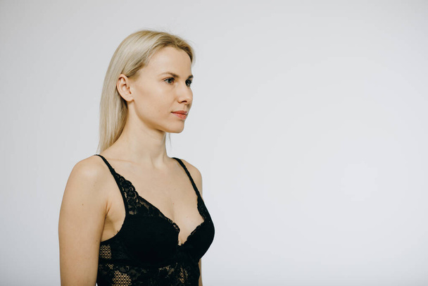 Сексуальна блондинка модель в чорній білизні ізольована на білому тлі
 - Фото, зображення