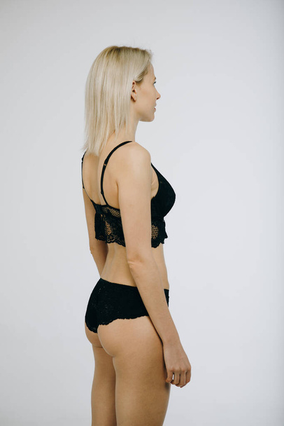 Snap Modely pohled zezadu, Krásné tělo blondýny v sexy prádlo, izolované na bílém. - Fotografie, Obrázek