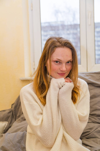 Portrait of beautiful woman in white warm sweater - Foto, Imagem