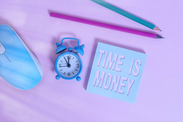 Text s nápisem Time Is Money. Konceptuální foto čas je cenný zdroj Dělat věci tak rychle, jak je to možné Alarm hodiny probuzení prázdný poznámkový blok myš značky barevné pozadí. - Fotografie, Obrázek