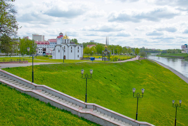 Vitebsk, Fehéroroszország- 14 Május 2020: Angyali üdvözlet templom és templom Szent Sándor Nevsky történelmi központjában Vitebsk - Fotó, kép