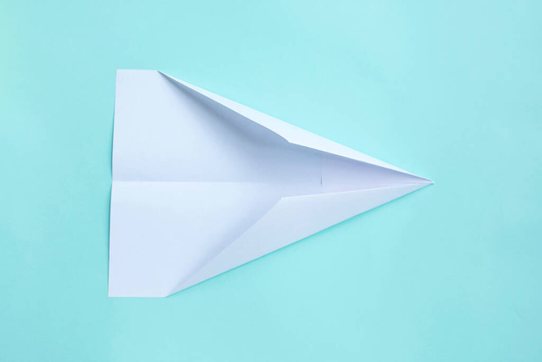 postup montáže papírově bílého letadla. Origami. C - Fotografie, Obrázek
