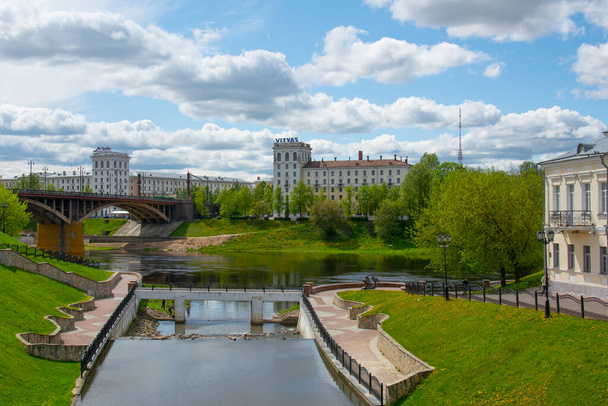 Vitebsk, Belarus - 14 mei 2020: Zicht op het historische centrum van Vitebsk.Western Dvina River en Vitba River - Foto, afbeelding