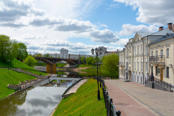 Vitebsk, Belarus - 14 mei 2020: Zicht op het historische centrum van Vitebsk.Western Dvina River en Vitba River - Foto, afbeelding