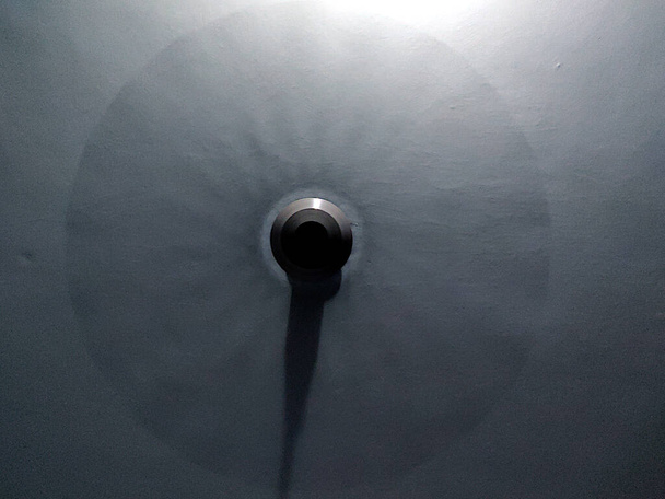 Um ventilador de teto em luz azul com lâminas girando
 - Foto, Imagem