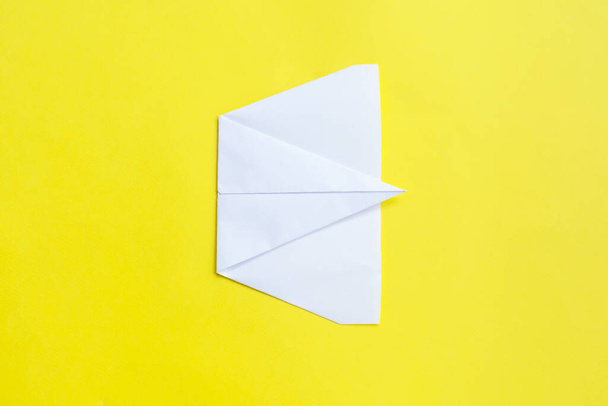 Kağıttan beyaz bir uçağın montaj prosedürü. Origami. C - Fotoğraf, Görsel