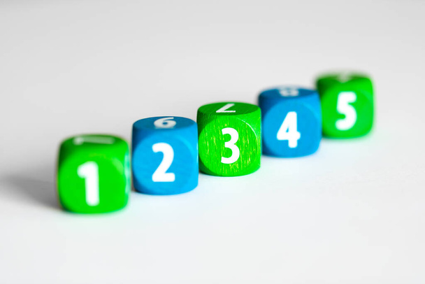cubos de juguete con números sobre fondo blanco
  - Foto, imagen